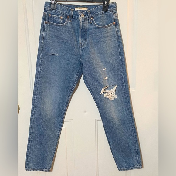 Levi’s Women's 27 Wedgie Button Fly Distressed Jeans Medium-Light Wash Blue - Picture 2 of 8